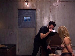 Plan à trois anal et soumission cul à bouche. Une rousse et une