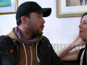 Une MILF ramasse une nouvelle bite chaude à baiser. Une MILF ramasse