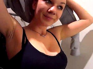 Une mignonne tchèque envoûtante se fait tenter dans le centre