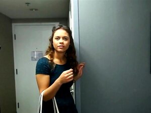 Une mignonne amateur baise en cam avec un inconnu pour 1000 dollars.