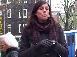 Une pute hollandaise à gros seins suce des bites avant de baiser, une