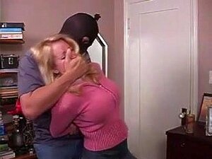 Regardez cette beauté expérimentée se faire ligoter et dominer.