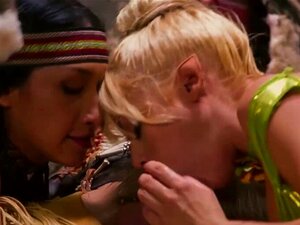 La cochonne Peter Pan baise deux nanas indiennes avec leurs chattes