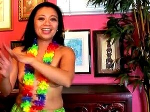 MILFs sexy hawaiian hula danse et éjaculation de chatte