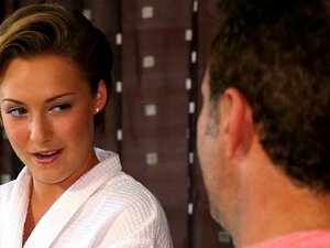 Une masseuse canon prend une éjaculation crémeuse sur son p touffu.