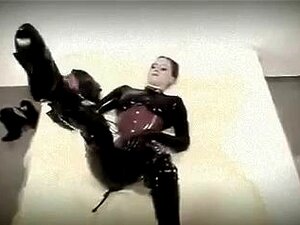 mannequin canon en latex noir