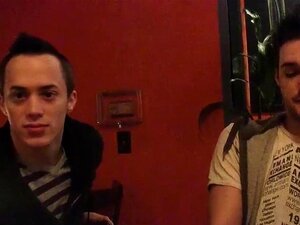 Des twinks chauds et coquins en vrai dans un pub en ville