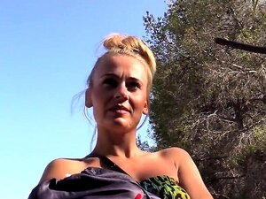 Une blonde espagnole baise un faux flic dans le désert
