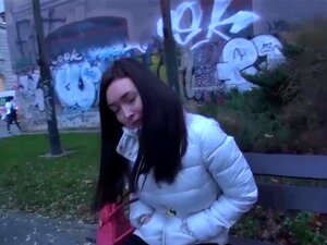 Quatre filles amateurs baisent en public, quatre filles amateurs