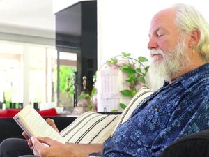 Première fois et jeune sexe mignonne prête à sucer une bite