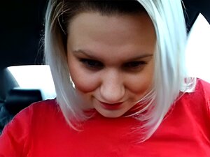 Une femme qui se masturbe dehors en voiture