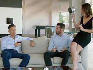 La femme TUSHY écarte son beau-frère