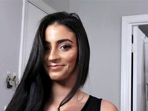 La fascinante Jasmine Vega offre à son demi-demi-demi-frère une