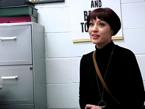 Regardez une MILF rousse ardente séduire la police avec ses