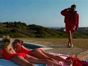 Des nanas en maillot de bain aux gros seins baisent un mec près de la