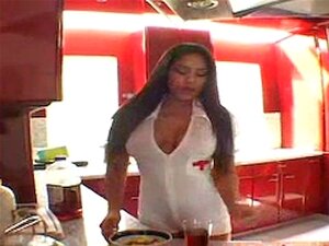 L'infirmière latina aux gros seins Jenaveve Jolie soigne la douleur