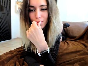 Une blonde amateur aux petits seins joue avec sa chatte jusqu'à