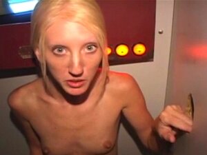 Une blonde maigre amateur suce une bite à travers son Glory Hole. Une