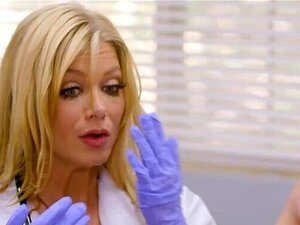 ADULT TIME - Kenzie Reeves Super inonde son docteur MILF avec une