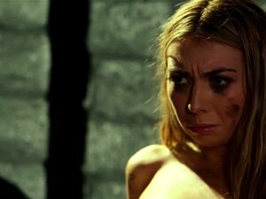 Jolie prisonnière baisée par une lesbienne. Jolie prisonnière