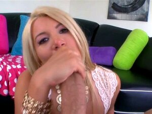 Cette salope adore les mecs avec des grosses queues. Cette salope