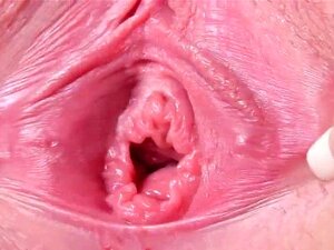 Une chatte tchèque épicée ouvre sa chatte douce à l'extrême. La