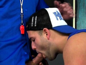 Un jock musclé baise son coach