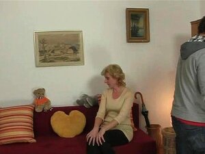 Il a de la chance avec une vieille femme