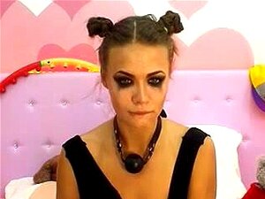 Elle se fait une gorge profonde avec un gode et son poing DTD