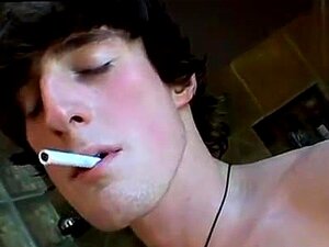 Un mec de fac se fait défoncer le cul par-dessus le genou en fessant