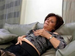 Femme mûre naturelle dans une partie noire sexy 5