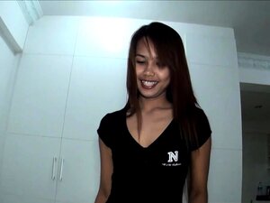 Une mignonne thaïlandaise amateur fait une pipe et baise