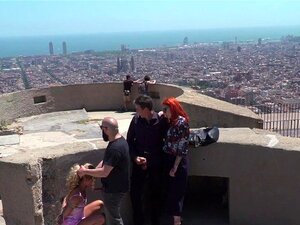 Une Latina sexy suce une bite dans le paysage. La Latina blonde et