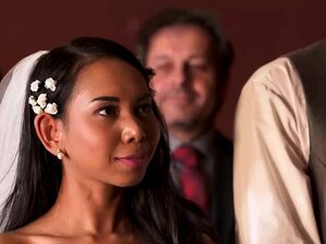 BRIDE4K. Surprise sous sa robe