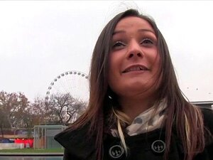 Amateur européen baisé dans des escaliers publics. Sexy brune