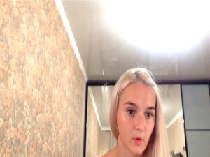 Une blonde maigre engagée dans une performance érotique coquine en