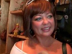 Une babe mature et souriante fait des choses de salope pour de