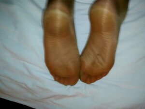 Éjaculation sur les pieds de la femme en collants nus