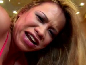 Sur le dessus, elle se fait baiser le cul par une MILF