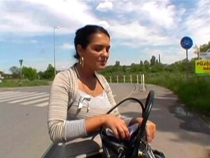Une salope fraîche et bien foutue a besoin de fric
