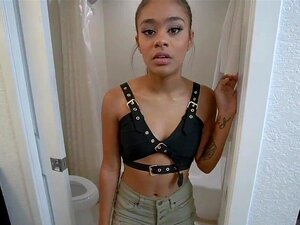 Ma belle demi-sœur Scarlit Scandal se penche et je place ma baguette