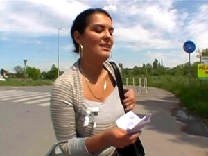 Petite coquine à gros seins se fait baiser pour du fric