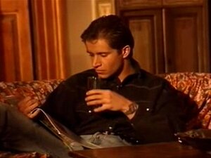 Femme italienne les yeux bandés regardée par son mari