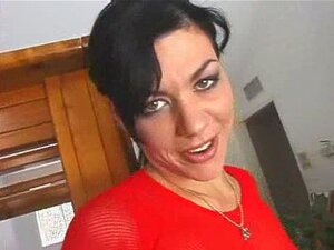 Découvrez l'extase suprême alors qu'une énorme bite prend la