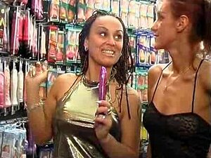 La bombe lesbienne se fait baiser avec un jouet dans un sex-shop
