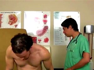 Homme vidéo gay avec un twink. Sa queue était dure comme la pierre