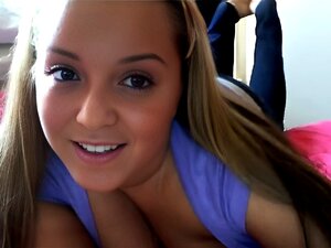 Une élève blonde exhibe ses gros seins dans le