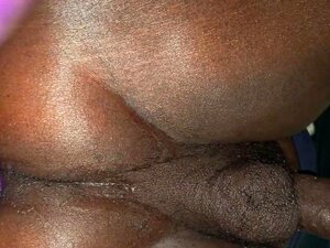 Un gode de 25 cm rencontre un gros cul noir