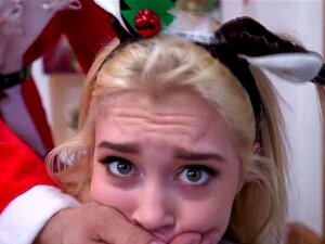 La mignonne blonde Anastasia Knight, en chaleur, a des petits seins.