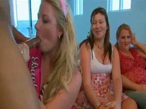 Une strip-teaseuse se fait sucer lors d'une fête privée